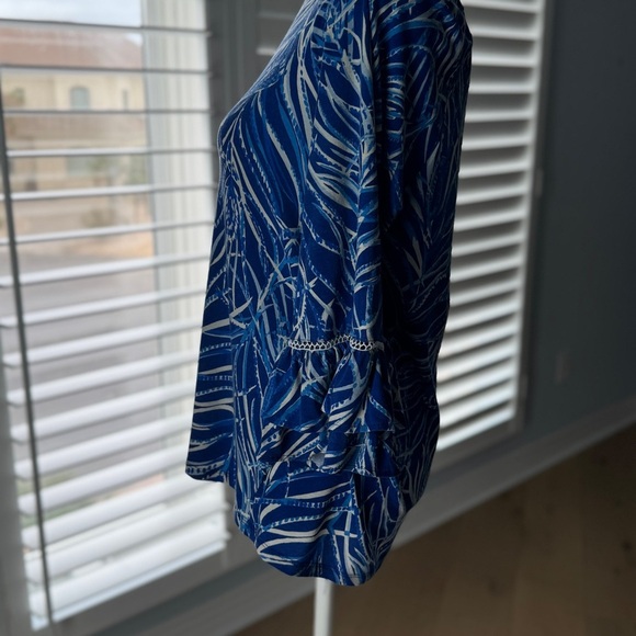Lilly Pulitzer Ruffle 3/4 Sleeve Top in Blue and White Size Medium - Picture 5 of 9